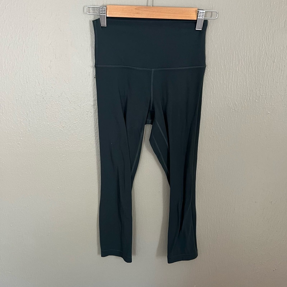 LULULEMON Grey Wunder Under Capri In Grey Size 6 casual comfort high rise